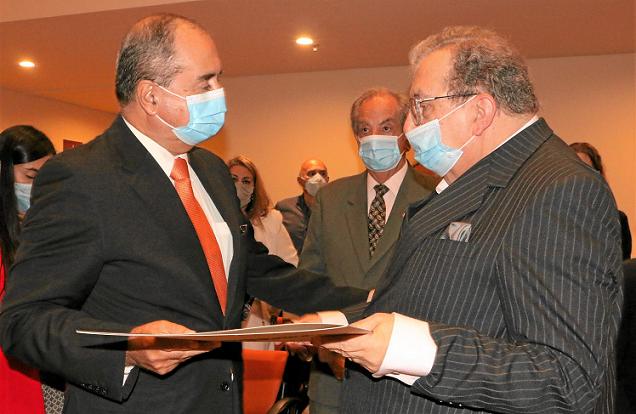 Entrega de reconocimiento como "Profesor Honorario" a Jorge Raad Aljure el exrector Bernardo Mejía Rivera representante de los e