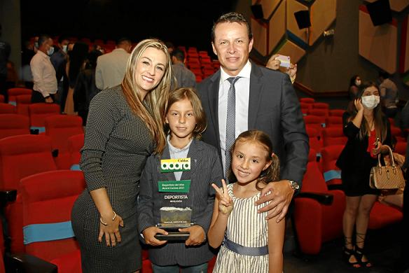 Catalina López y Hugo López acompañados de sus hijos Sebastián y Emilia 