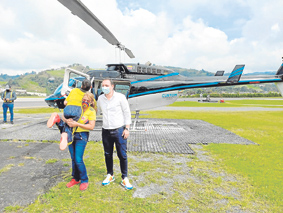 Les regaló un viaje en helicóptero