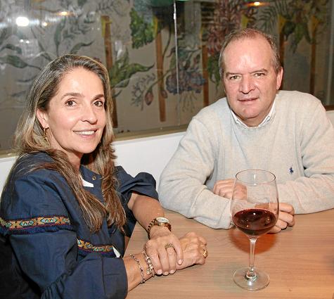 Nicolás Restrepo Escobar, director del periódico LA PATRIA, en compañía de su esposa, Clemencia Gómez. 