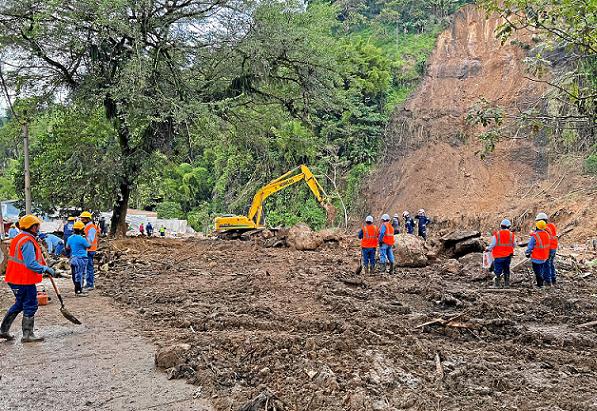 Los organismos de socorro esperan que, una vez cesen las lluvias, puedan entrar las máquinas para limpiar las calles que están c