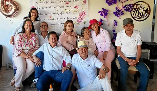 En la foto la familia Echeverry Mejía acompaña a la cumpleañera Marina Mejía Londoño.  Sulay Rocío, Elsida, Yesid, Diego, Magall