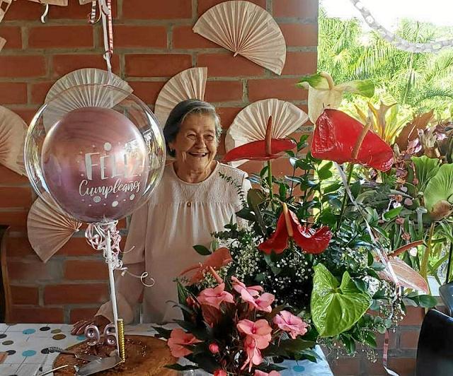 Marina Mejía Londoño celebrando su cumpleaños número 96. 