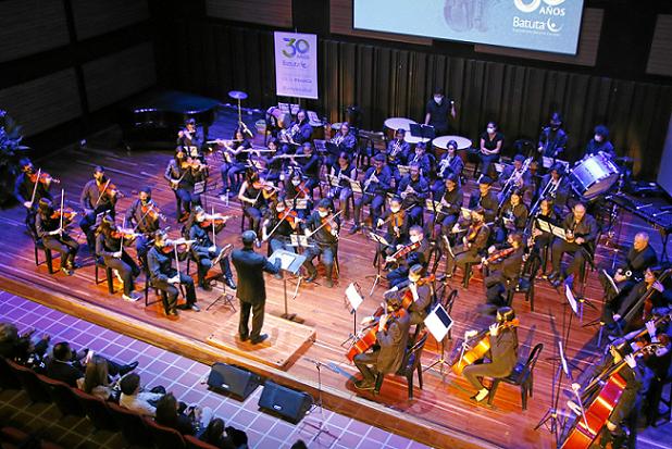 La orquesta Batuta Caldas interpretó la Danza húngara # 5 de Johannes Brahms, un popurrí de temas de The Beatles y Pueblito Viej