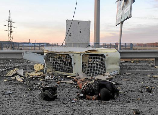 Un cuerpo de un soldado ruso después de los recientes combates cerca de Kiev (Ucrania). 