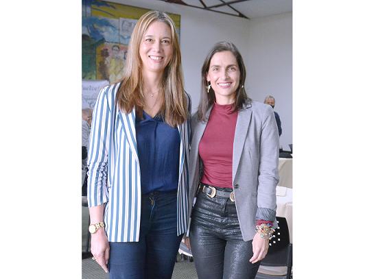 Sandra Milena Sáenz Álvarez, directora administrativa del Comité Departamental de Cafeteros de Caldas y Catalina Hoyos Restrepo,