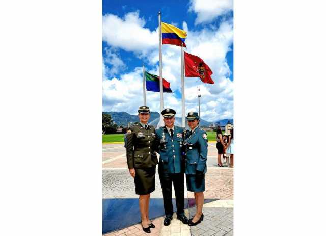 Acompañan al coronel Eduar Mauricio sus hermanas, la capitán de la Policía Diana Lucero y la teniente del Ejército Alejandra Del