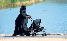 Una mujer camina por un parque en Londres este domingo. El país se prepara para unas temperaturas récord mientras la ola de calo