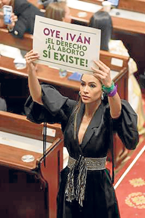 La representante a la Cámara María Fernanda Carrascal mostró un cartel a favor del aborto durante la instalación del nuevo Congr