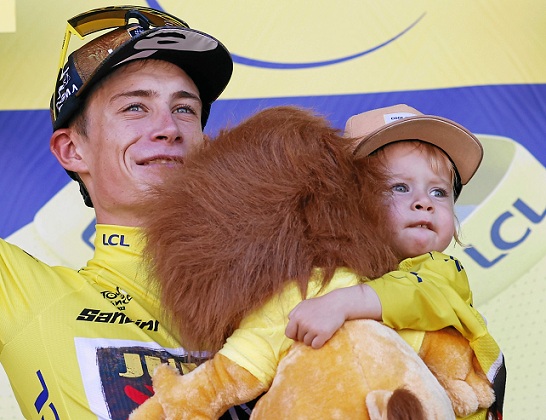 El danés Jonas Vingegaard celebra en el podio junto a su hija, Frida, la retención del maillot amarillo de líder absoluto tras l