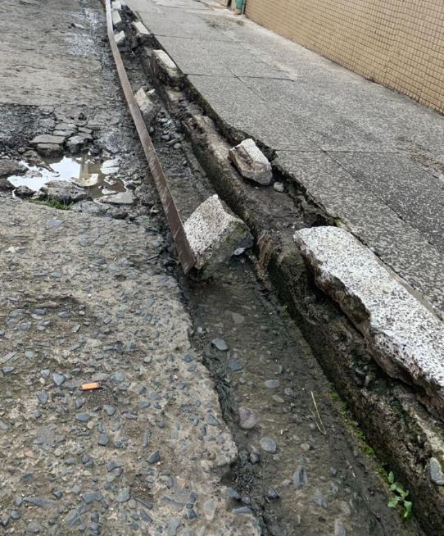 El andén quedó deteriorado, pero los propietarios de un inmueble cercano cortaron el ángulo desprendido.