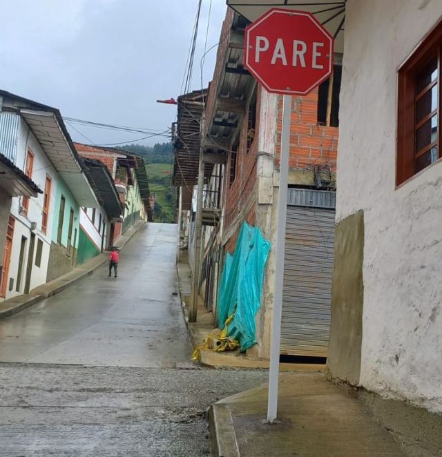 Otra señal sobre el andén en la Carrera 2.ª y calle 4.ª