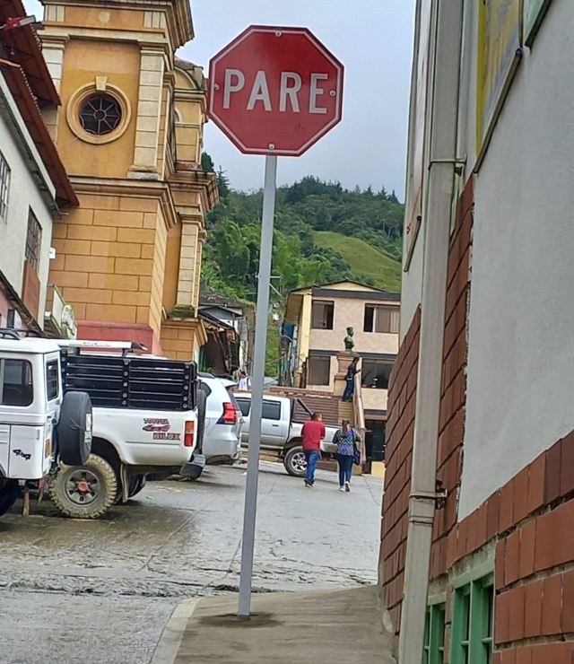 Otra señal de PARE ubicada en el andén de la carrera 3.ª calle 7.ª.