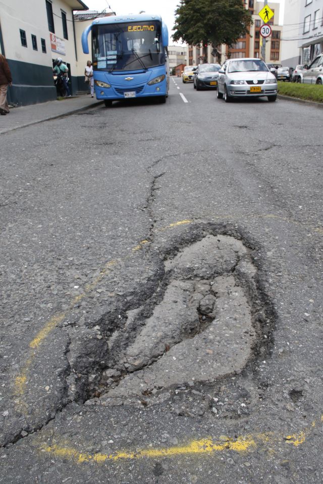 En la Avenida Paralela, cerca a Confa de la 50 Cra 25 Cl 49.