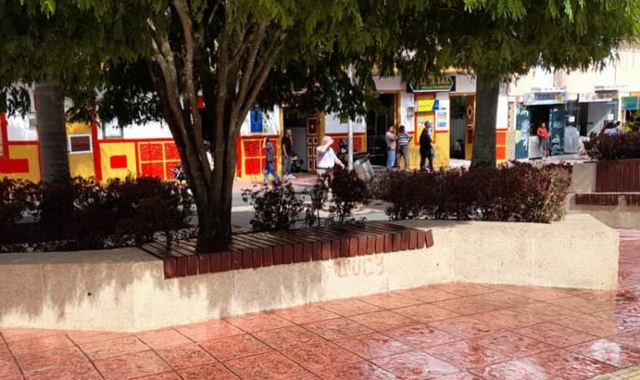 Inició la primera fase de mantenimiento de la Plaza Mariscal Jorge Robledo limpiando muros y superficies.