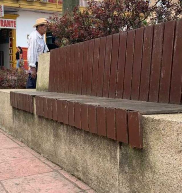 A las bancas se les estaba desprendiendo la madera y los muros estaban sucios.