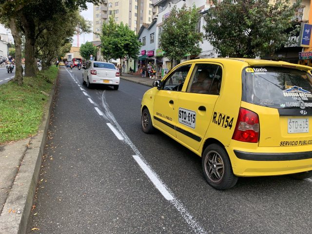 Quedó mal pintada la ciclobanda en Manizales: exigen a contratista corregir el trazo 