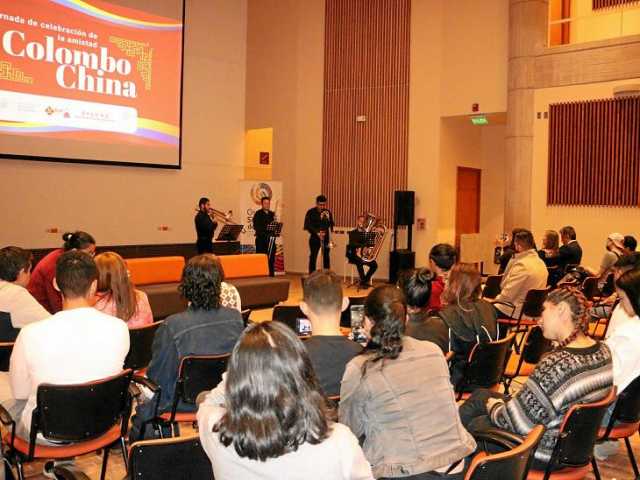 Asistentes al evento de la Jornada de Celebración de la Amistad Colombo China