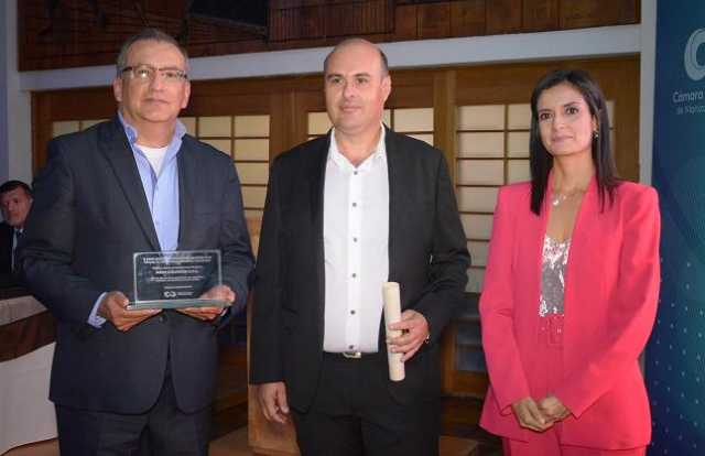 Santiago Posada, gerente de planta de Mabe, y José Nevio Gálvez Tabares, gerente de relaciones institucionales, recibieron el re