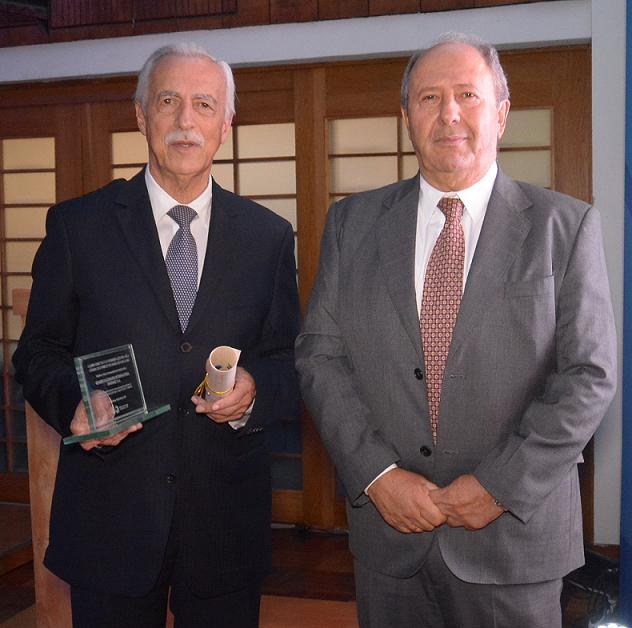 Felipe Montes Trujillo, presidente de la Junta Directiva de la CCMPC, entregó un reconocimiento a Fernando Gómez Jaramillo, de l