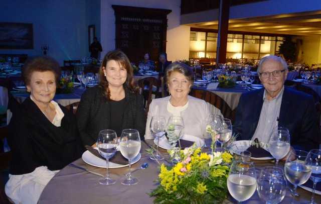 Amparo Gómez de Arango, María Fernanda Arango, Beatriz Arango de Arango y Luis Guillermo Arango Osorio. 