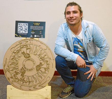 José Darley Bedoya posa con su obra que contiene pájaros barranqueros.