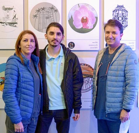 Juanita Luna, Pedro Gómez, artista al lado de su obra; y David Gómez.