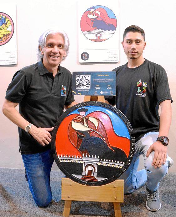 Luis Fernando Echeverri y José Daniel Valencia con su obra que representa la tauromaquia.