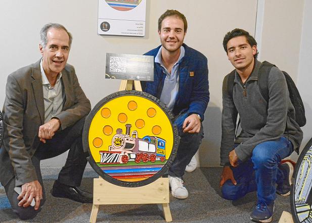 Fernando Ángel acompaña a su hijo, Bruno Ángel quien plasmó en su obra un colorido de arte pop. Junto a ellos Luis Felipe Jiméne