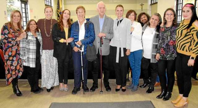 Docentes de la Universidad Autónoma de Manizales con Carlos Eduardo Vasco Uribe, a quien se le otorgó este reconocimiento.