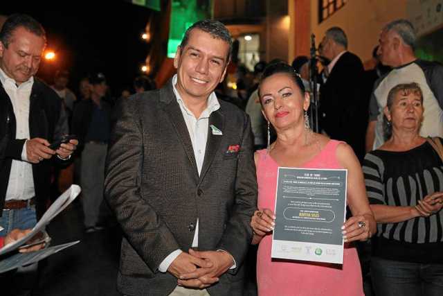 Juan José Silva, gerente Fenalco, le entregó un reconocimiento a Martha Solis.