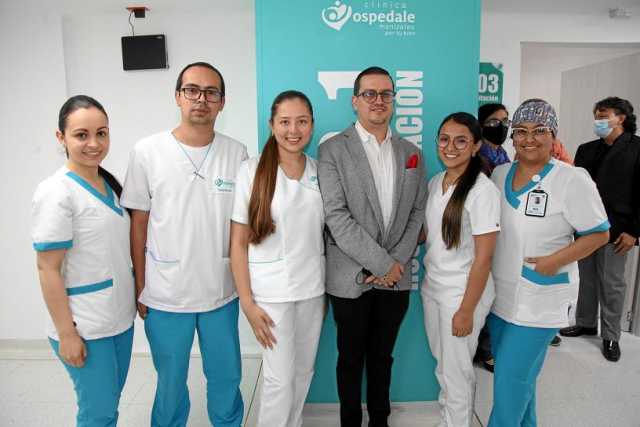 El gerente de la Clínica Ospedale, Andrés Gallego, en compañía del personal de enfermería. 