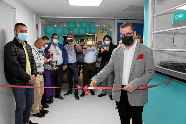 Andrés Gallego, gerente de la Clínica Ospedale, cortó la cinta como apertura al nuevo servicio.