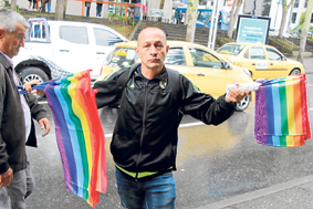 Alexander Alzate va de ciudad en ciudad en los desfiles del orgullo LGTBI vendiendo banderas arcoíris.   