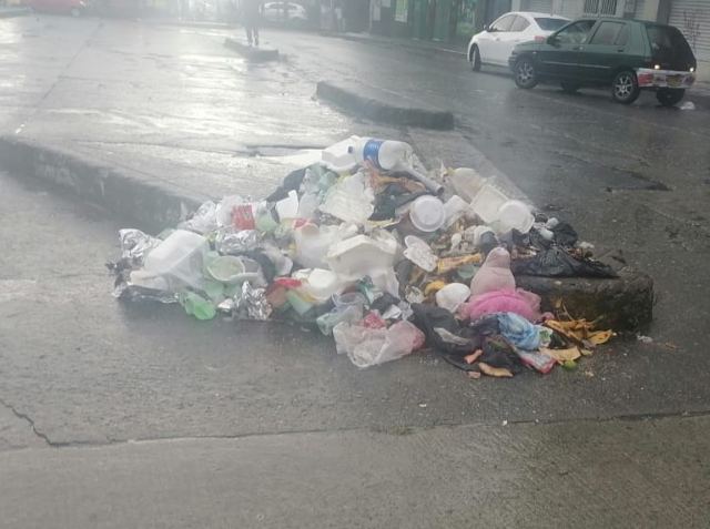 Las basuras que dejan los vendedores ambulantes en el sector del antiguo terminal de transportes.