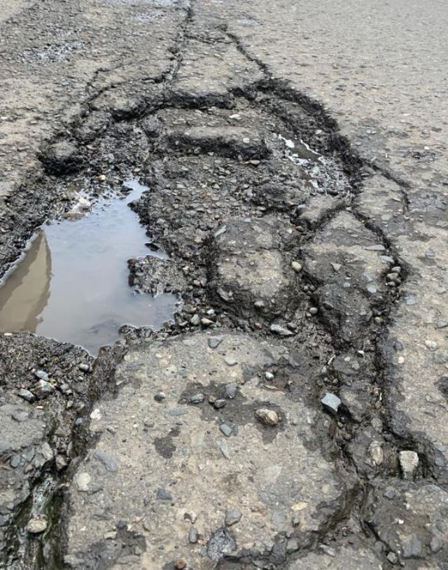 "No son suficientes los recursos del año para reparar todas las vías", manifestó la secretaria de Obras Públicas.