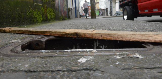 Tres alcantarillas de Aguas de Manizales están sin tapas frente a la Secretaría de Cultura.