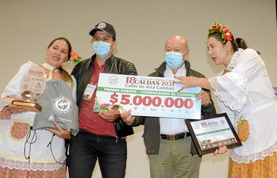 Jhony Lizardo Melo Ortega, de Anserma, primer puesto en la categoría Comenzando el Camino, recibió el premio de manos del vicepr