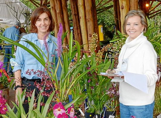 Claudia Uribe y María Clara Mejía, representantes de la Sociedad Colombiana de Orquideología.