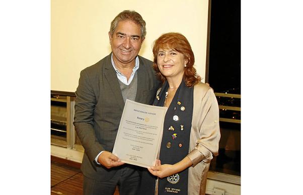 Jorge Hernan Botero, gerente comercial del diario LA PATRIA recibe la Mención de honor de manos de Mónica Giraldo Mejía, preside