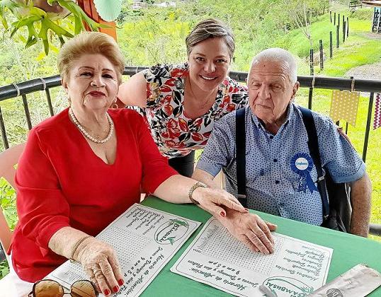 En la imagen lo acompañan su esposa, Rosa Vásquez de Robledo, y Valeria Robledo Vásquez quien escribió en redes: "Hoy con orgull