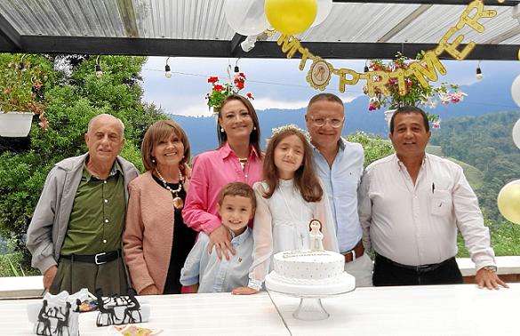 Con motivo de la Primera Comunión de Antonia Giraldo Salazar, sus padres ofrecieron un almuerzo en el restaurante La Marquesa al