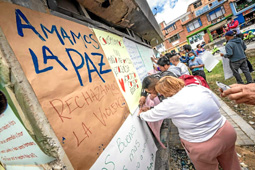 Habitantes del barrio Arborizadora Alta escribieron mensajes rechazando  la violencia y su deseo de vivir en paz.