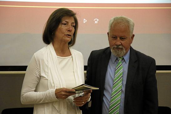 Eduardo Aristizábal Peláez; Presidente del Club de periodistas hizo entrega del libro a Marleny Cardona viuda de Bernardo Marula