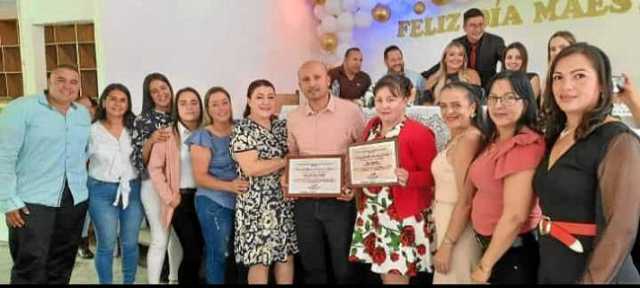 Luis Guillermo Cardona Alzate (centro), rector del colegio Mariscal Robledo, del corregimiento de San Bartolomé (Pácora), fue se