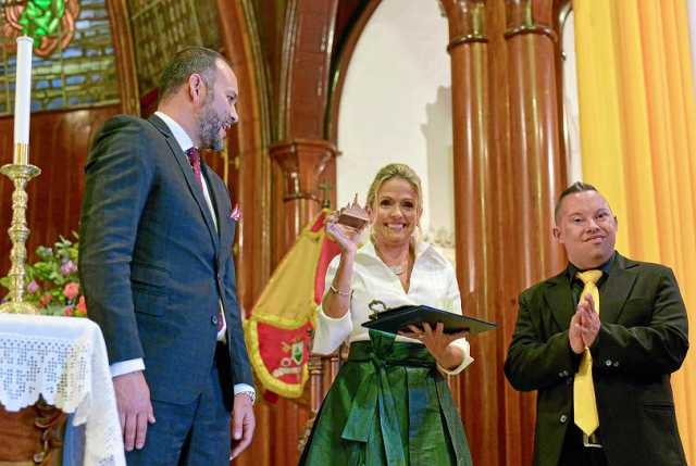 Carlos Alberto Arias, alcalde encargado de Manizales, entregó a Adriana Arango Gomez, directora del Ceder, un reconocimiento por