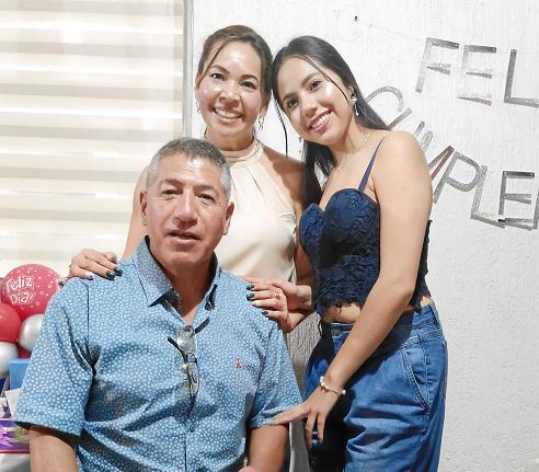 El profesor de la Universidad de Caldas, Gerardo Melo, celebró su cumpleaños en compañía de su esposa, Rosalba, y su hija Laura