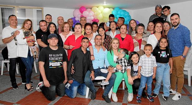 Grupo de invitados al cumpleaños de Silvana en compañía de sus padres Cristian Leyton y Paula Andrea Giraldo.