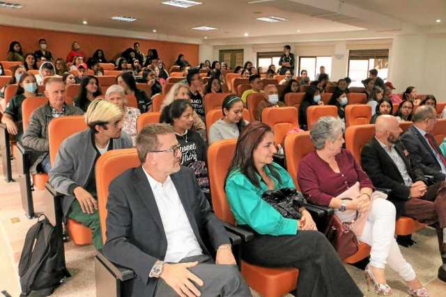 Asistentes a la conmemoración del día del veterinario en el Auditorio Mélida Restrepo de Fraume, Facultad de Ciencias Agropecuar