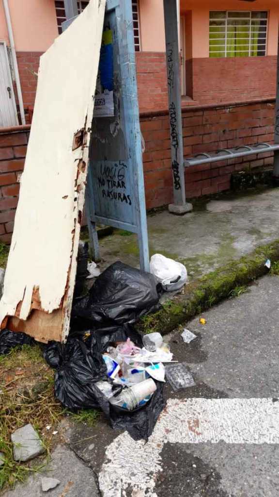 Las basuras en el paradero de Campohermoso.